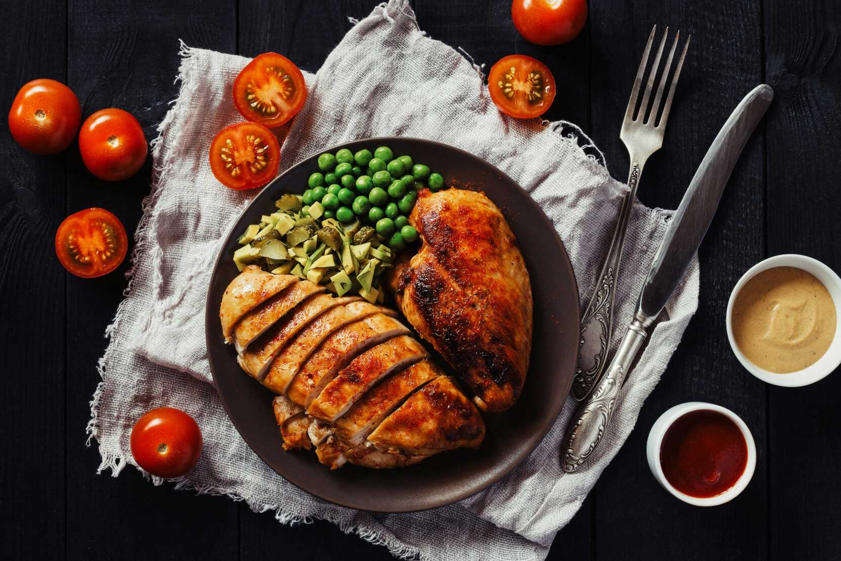 elena-leya-DBVIb_rWUKw-unsplash A dinner plate featuring grilled chicken and fresh vegetables